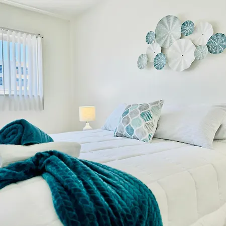 Coastal Charm: Waterfront With Free Parking - Walk To Beach North Miami Beach Extérieur photo
