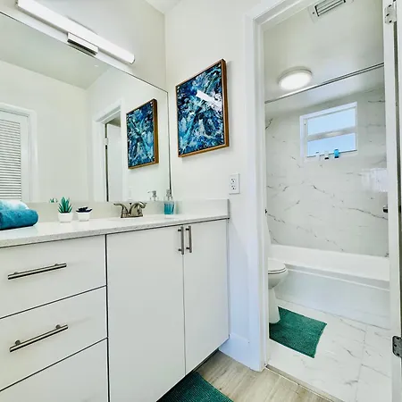 Coastal Charm: Waterfront With Free Parking - Walk To Beach North Miami Beach Extérieur photo