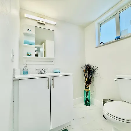 Coastal Charm: Waterfront With Free Parking - Walk To Beach North Miami Beach Extérieur photo