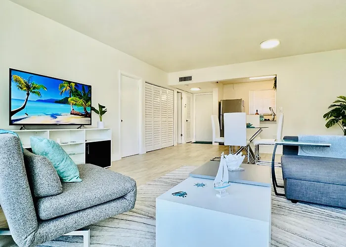 Coastal Charm: Waterfront With Free Parking - Walk To Beach