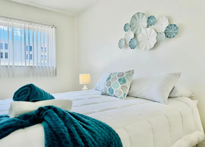 Coastal Charm: Waterfront With Free Parking - Walk To Beach