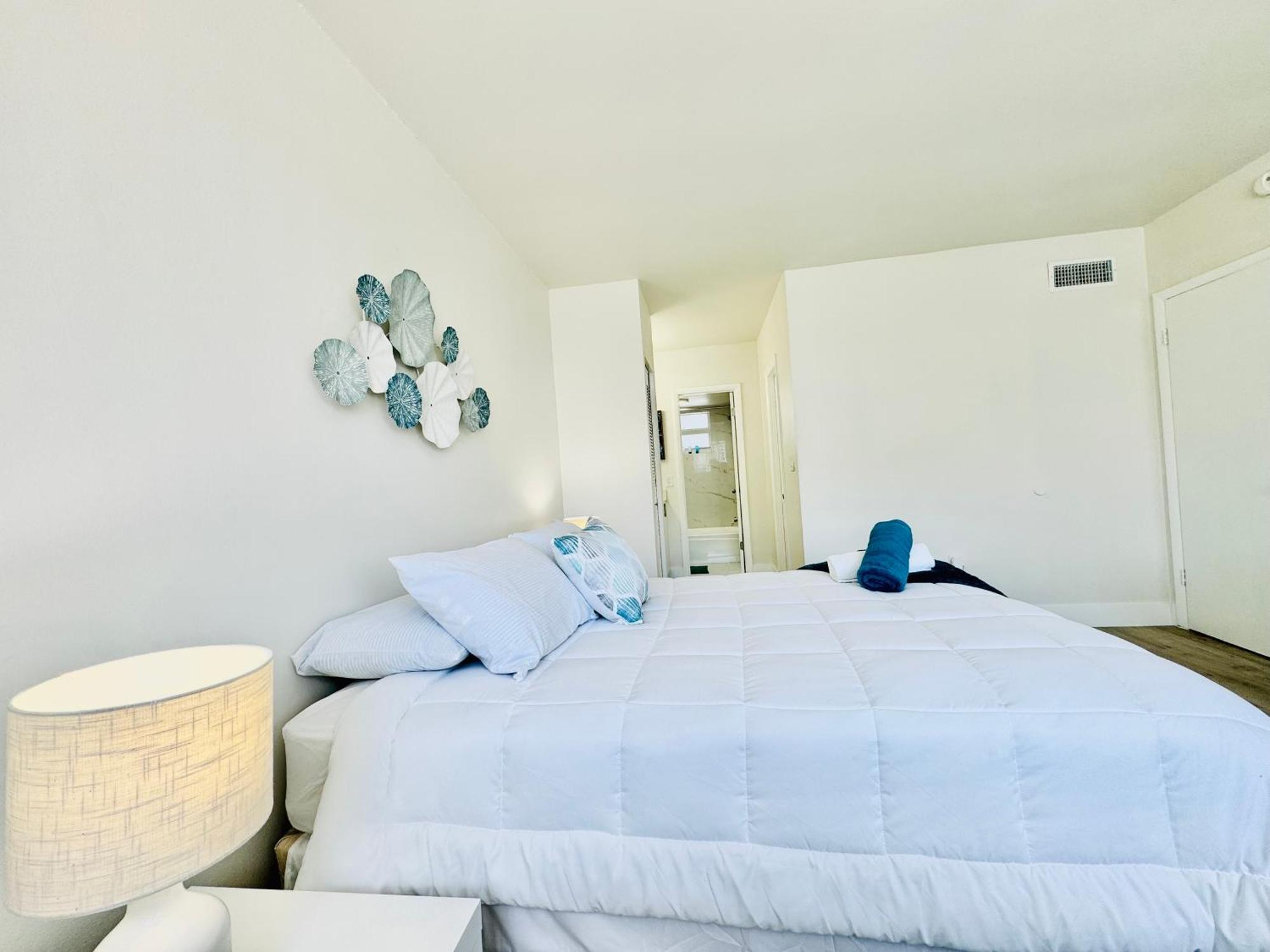 Coastal Charm: Waterfront With Free Parking - Walk To * North Miami Beach