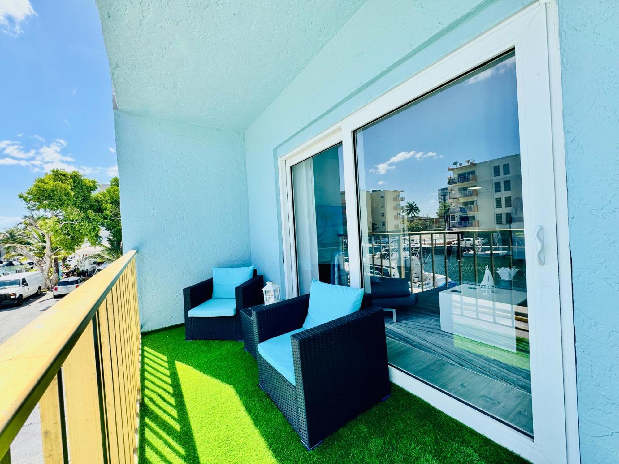 Coastal Charm: Waterfront With Free Parking - Walk To Appartement North Miami Beach