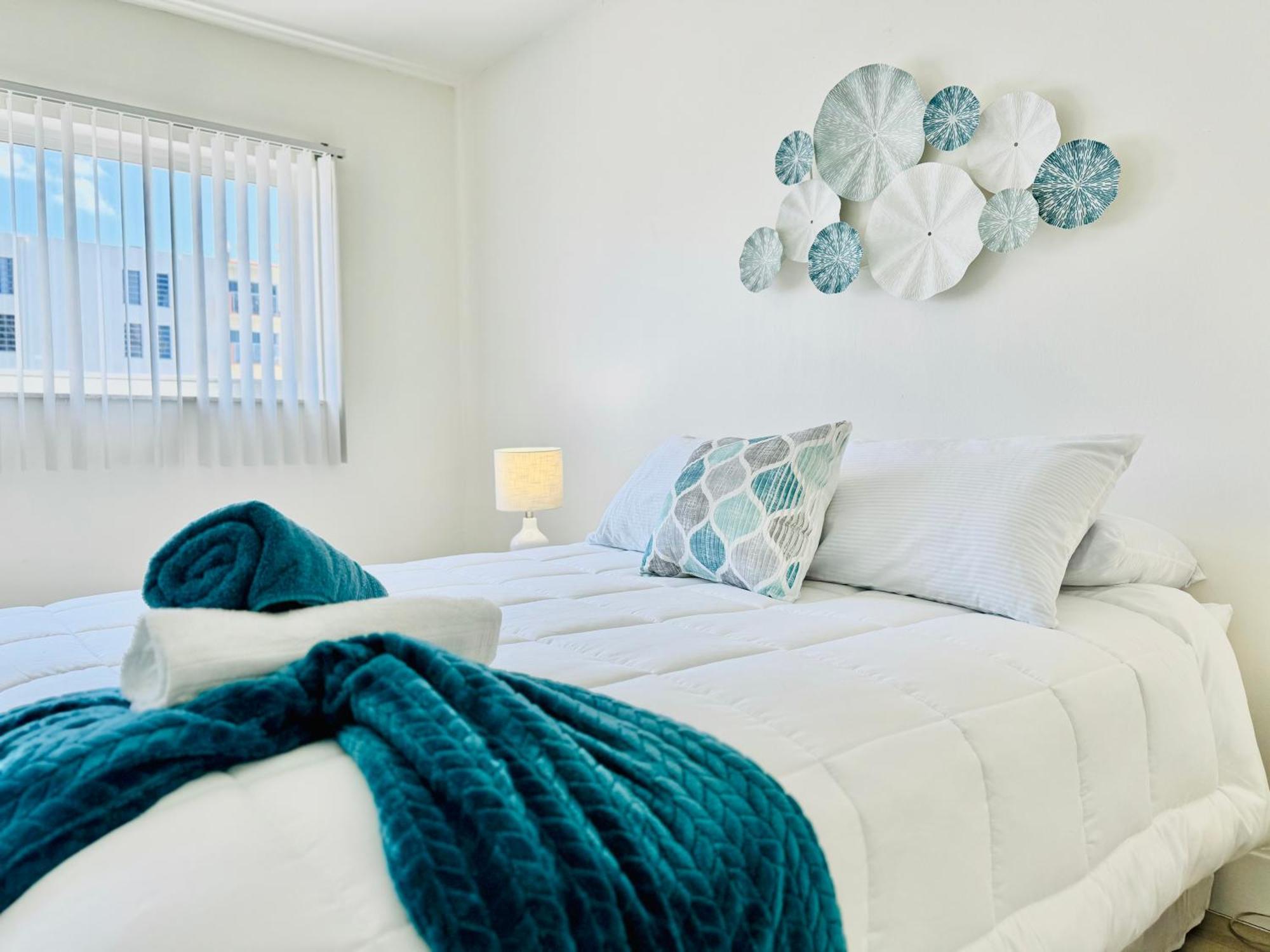 Coastal Charm: Waterfront With Free Parking - Walk To North Miami Beach