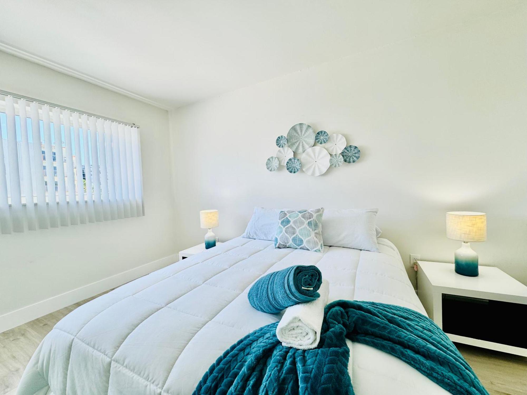 Coastal Charm: Waterfront With Free Parking - Walk To Appartement