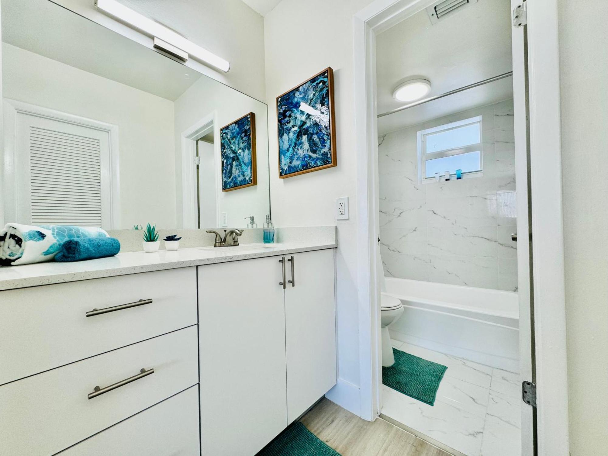 Coastal Charm: Waterfront With Free Parking - Walk To Appartement North Miami Beach