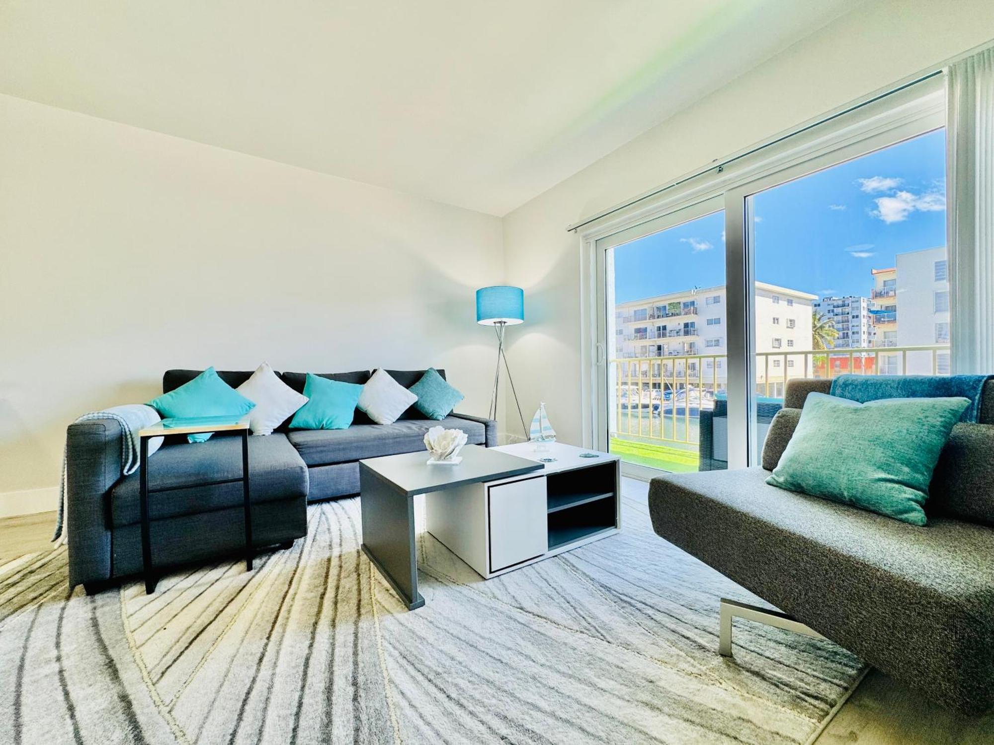 Appartement Coastal Charm: Waterfront With Free Parking - Walk To