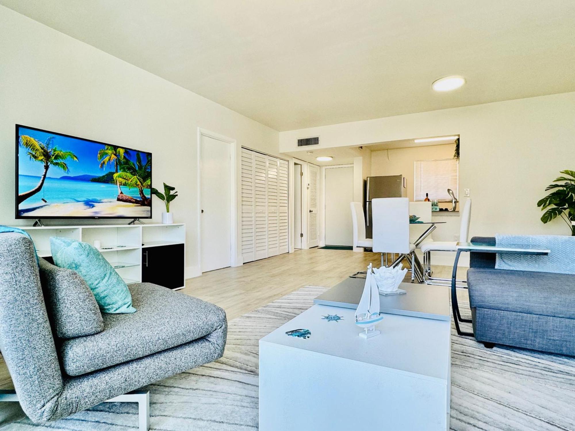 Coastal Charm: Waterfront With Free Parking - Walk To Appartement