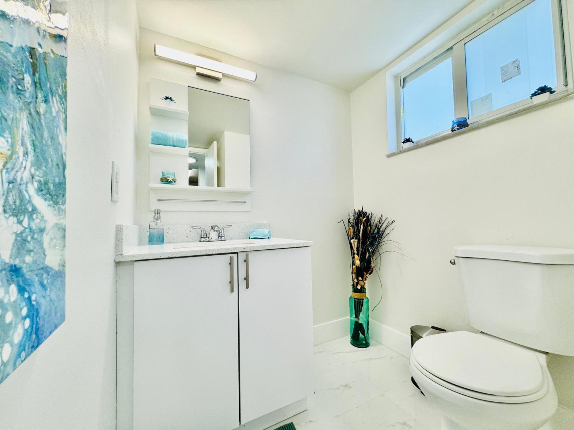 Coastal Charm: Waterfront With Free Parking - Walk To Appartement *