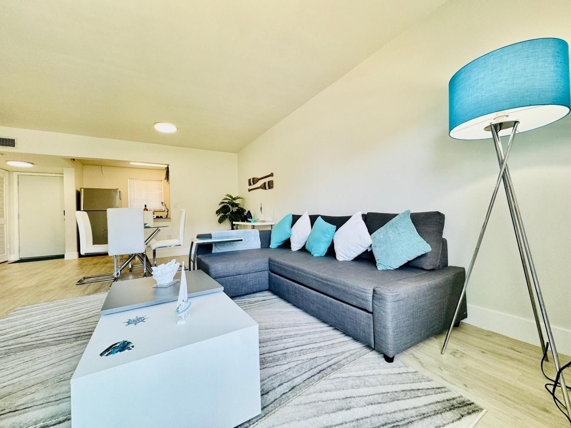 Appartement Coastal Charm: Waterfront With Free Parking - Walk To