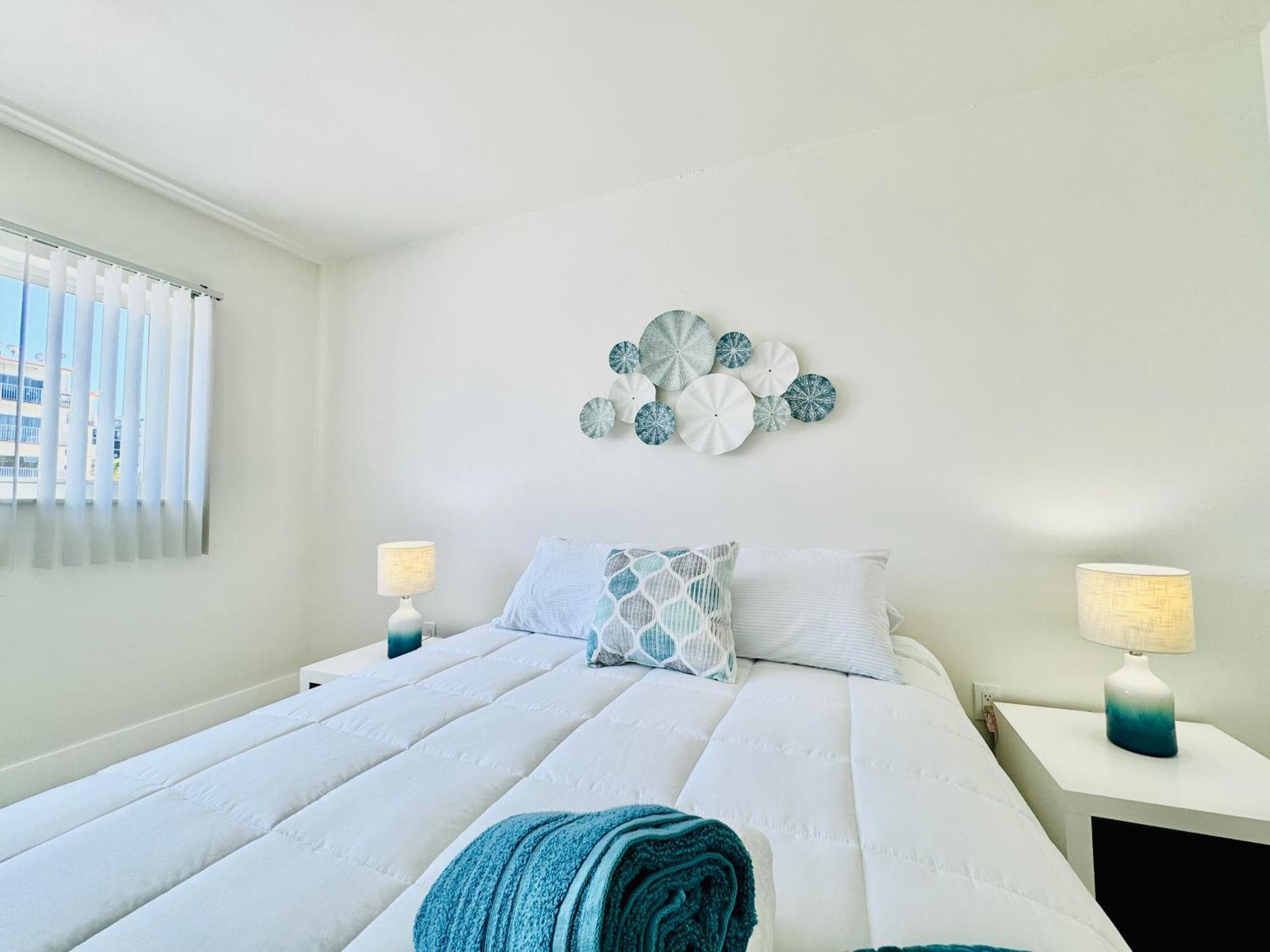 Coastal Charm: Waterfront With Free Parking - Walk To Appartement