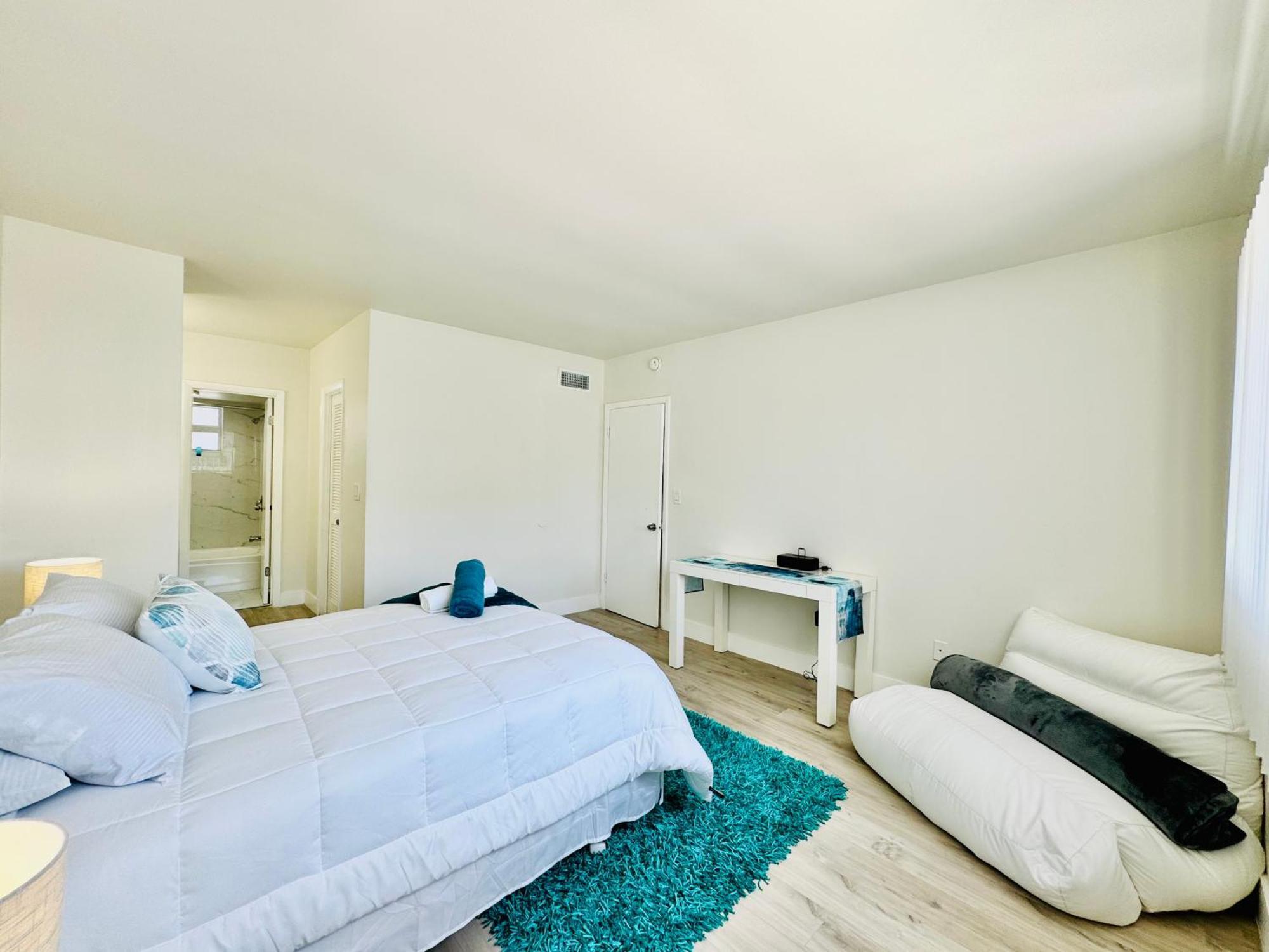 Coastal Charm: Waterfront With Free Parking - Walk To Appartement