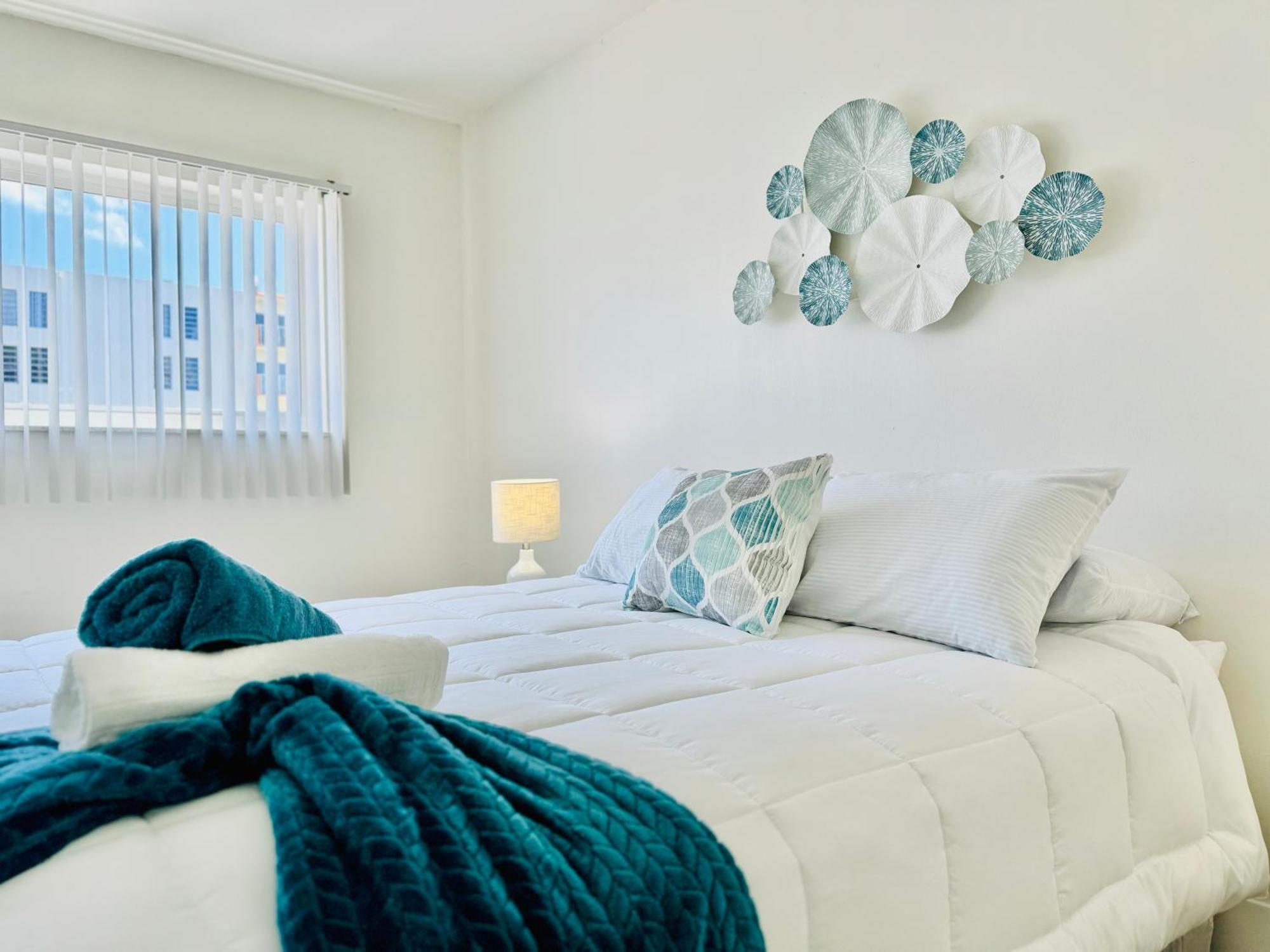 Coastal Charm: Waterfront With Free Parking - Walk To *