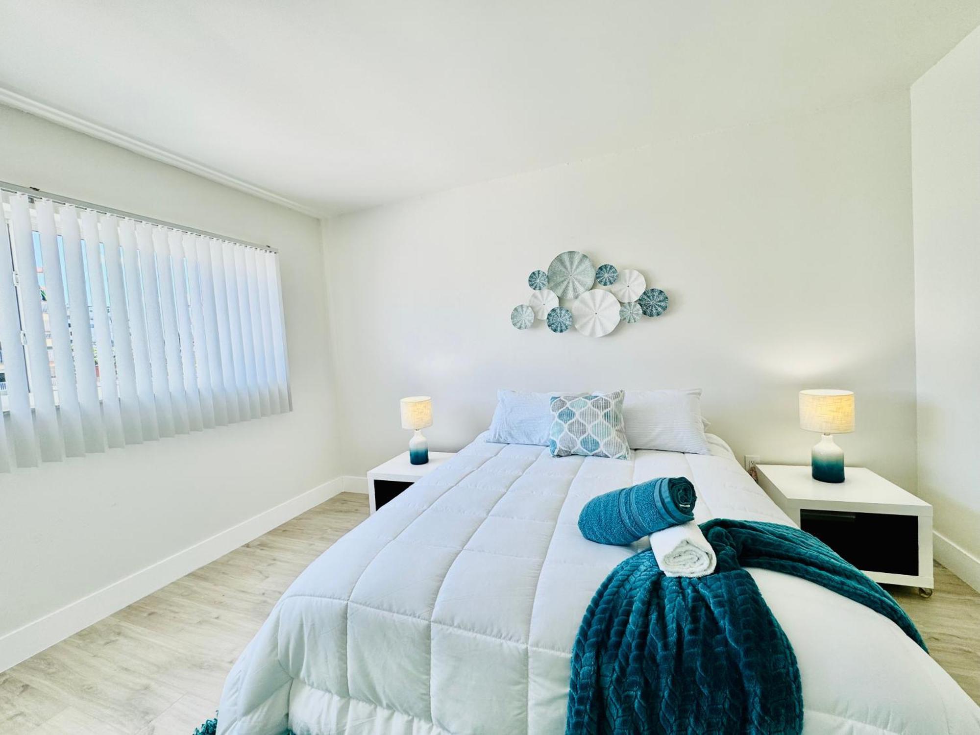Coastal Charm: Waterfront With Free Parking - Walk To