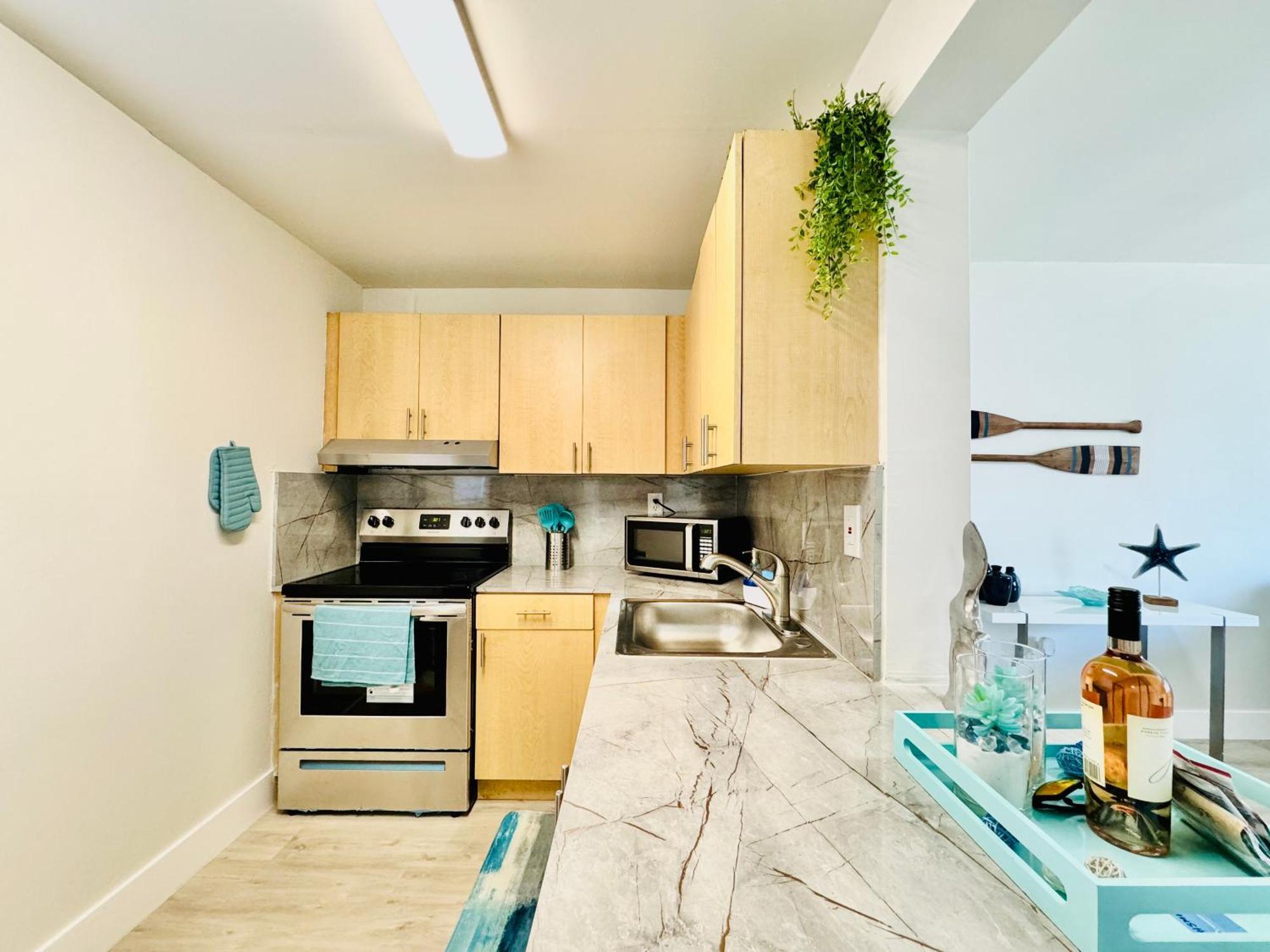 Appartement Coastal Charm: Waterfront With Free Parking - Walk To
