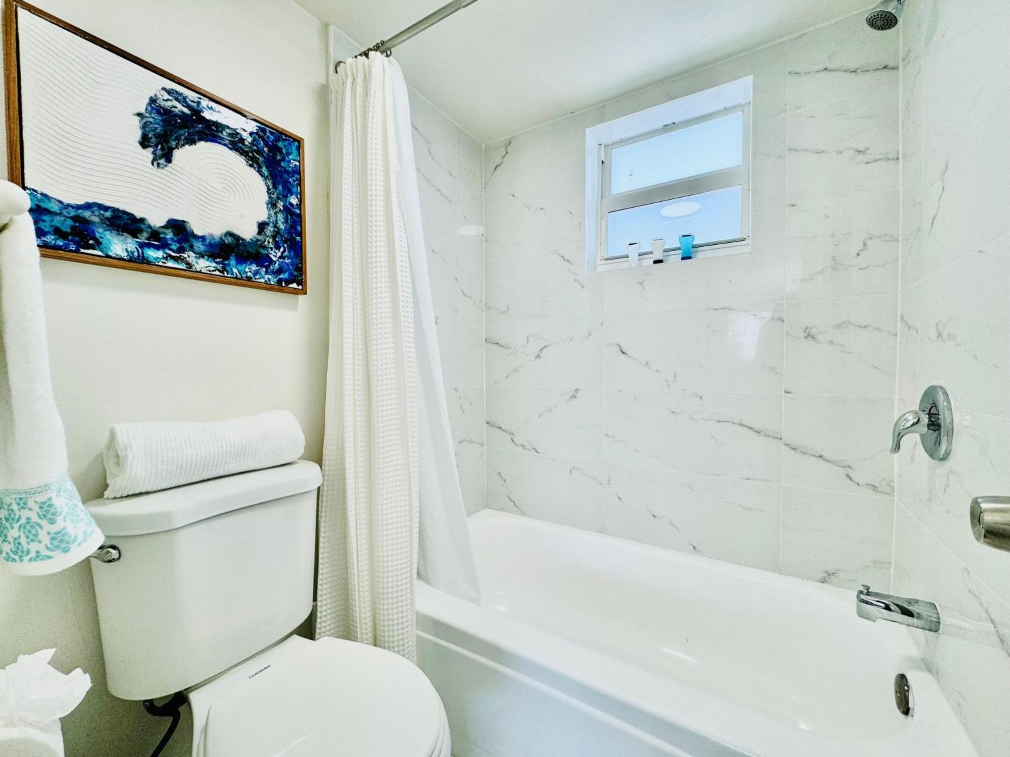 Coastal Charm: Waterfront With Free Parking - Walk To North Miami Beach