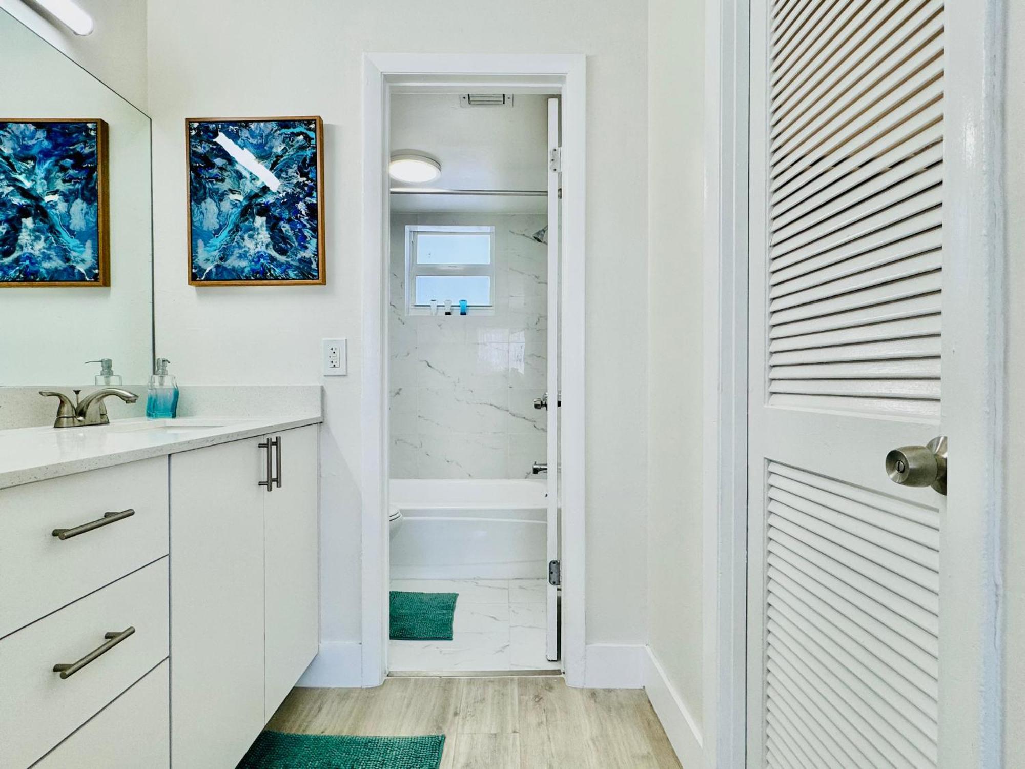 Coastal Charm: Waterfront With Free Parking - Walk To Appartement *