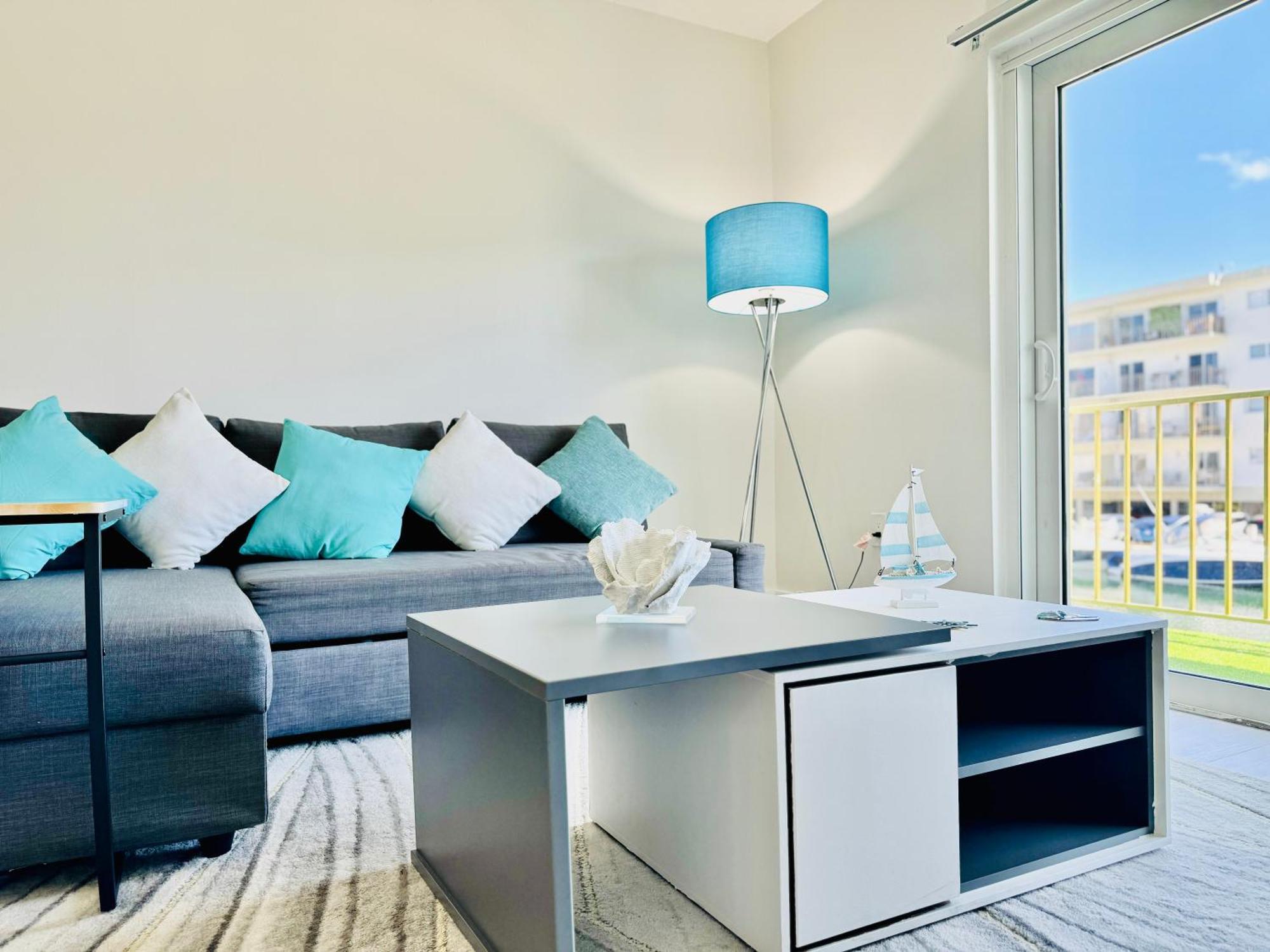 Coastal Charm: Waterfront With Free Parking - Walk To Appartement *