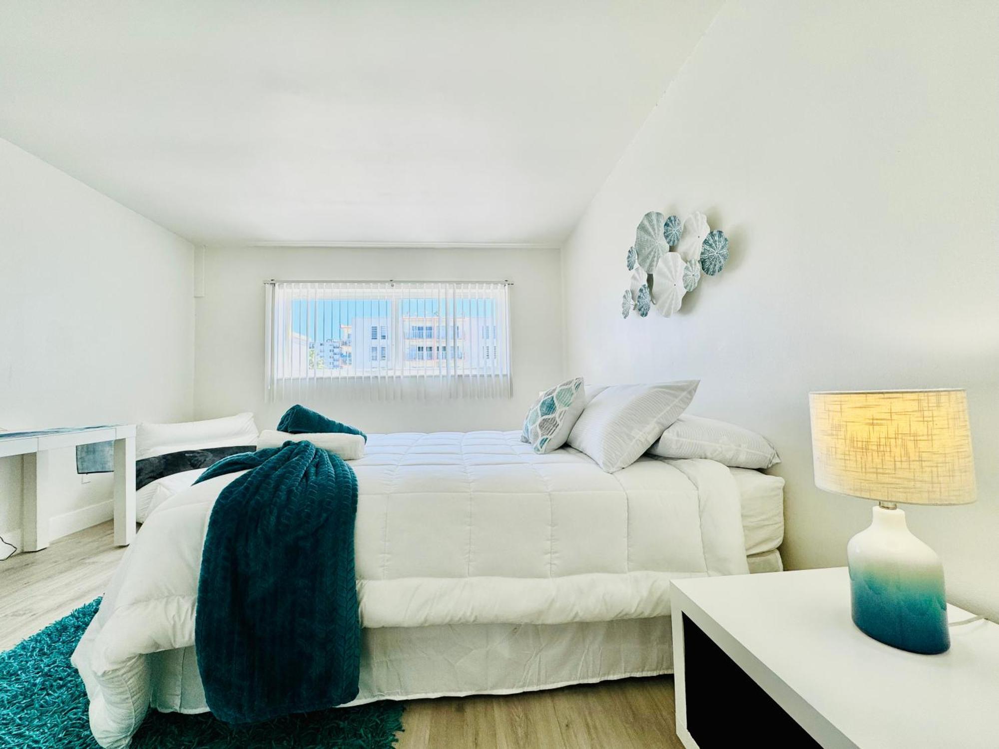 Appartement Coastal Charm: Waterfront With Free Parking - Walk To
