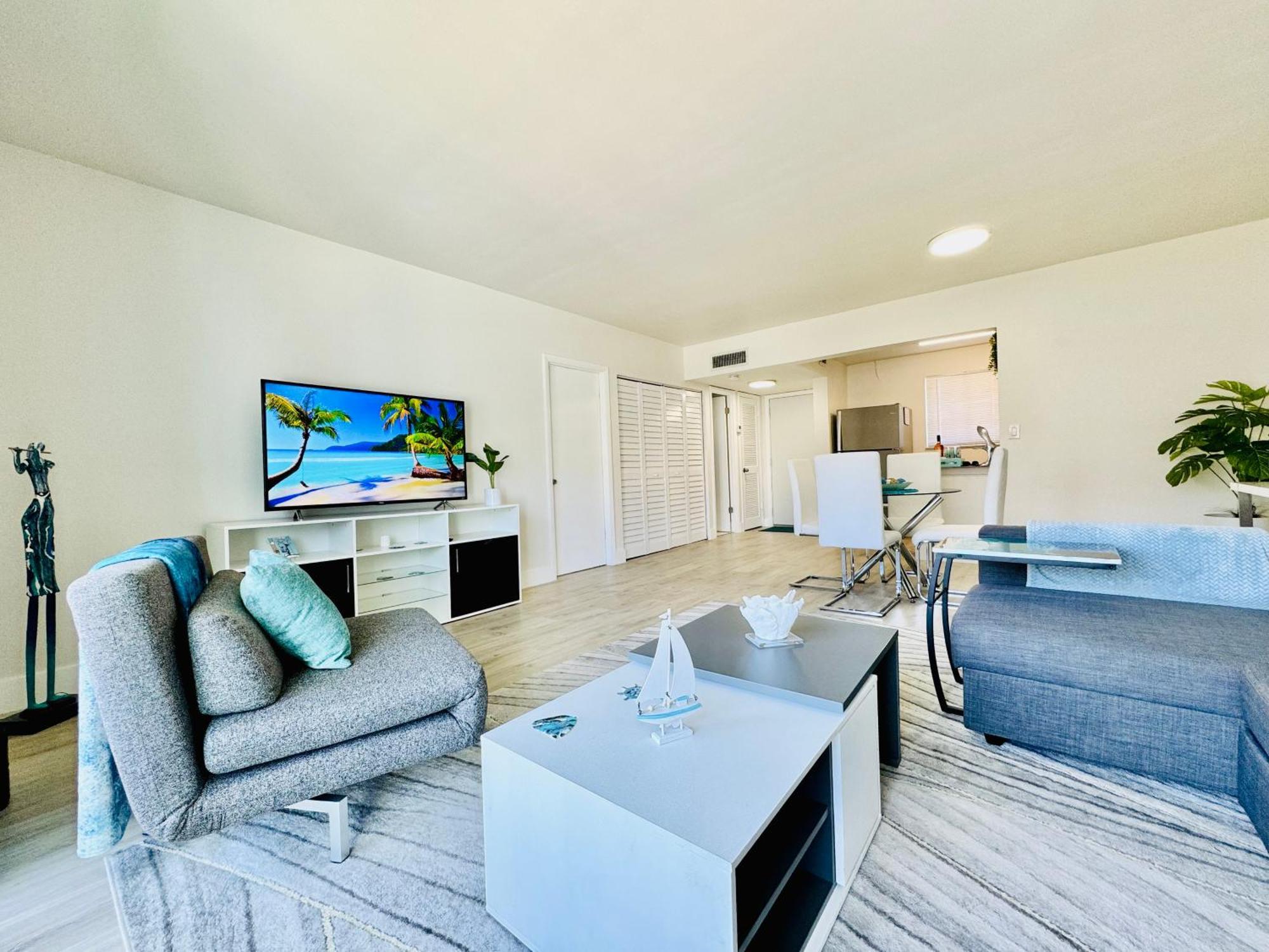 Coastal Charm: Waterfront With Free Parking - Walk To Appartement