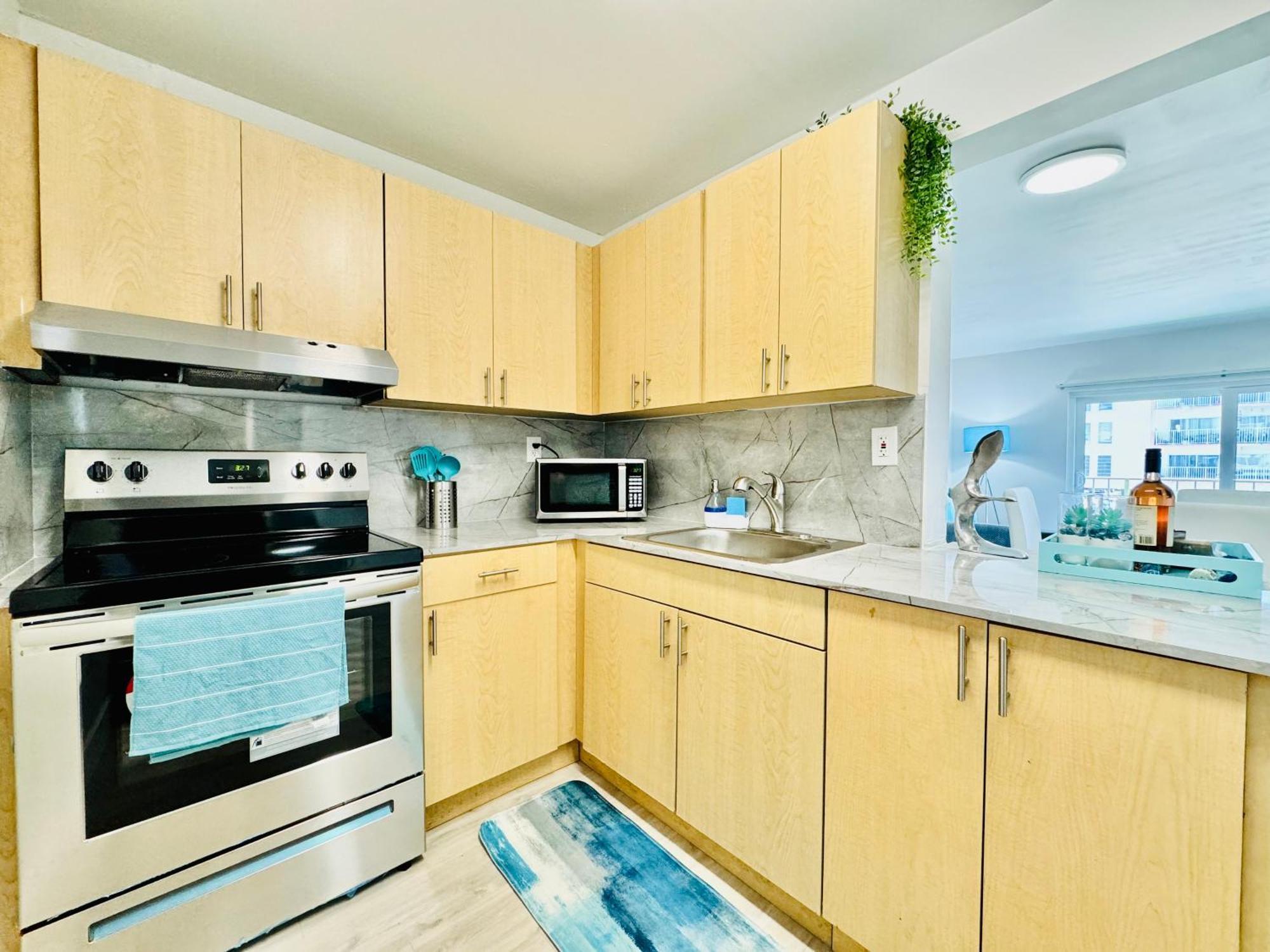 Coastal Charm: Waterfront With Free Parking - Walk To Appartement *