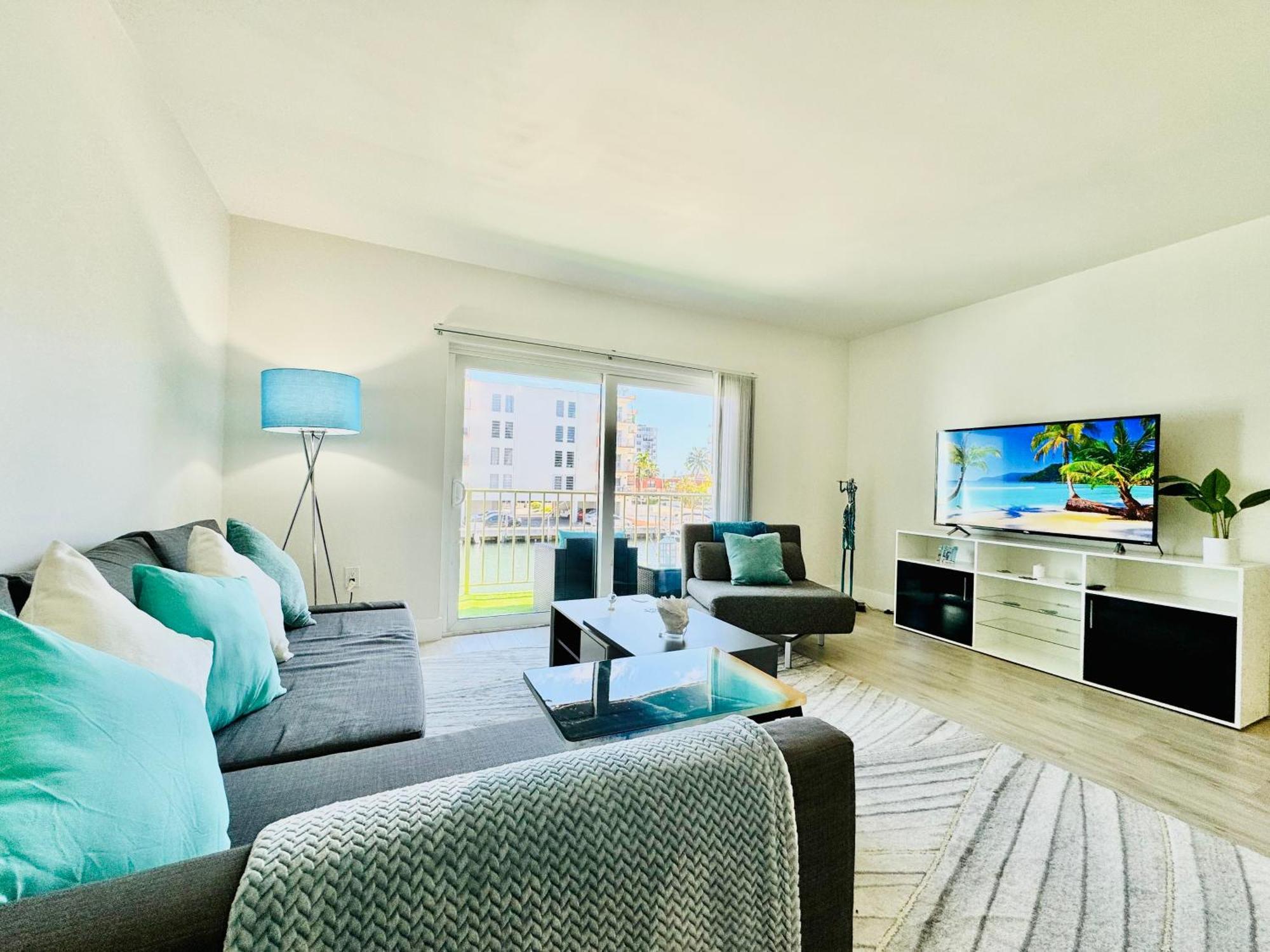 Coastal Charm: Waterfront With Free Parking - Walk To Appartement North Miami Beach