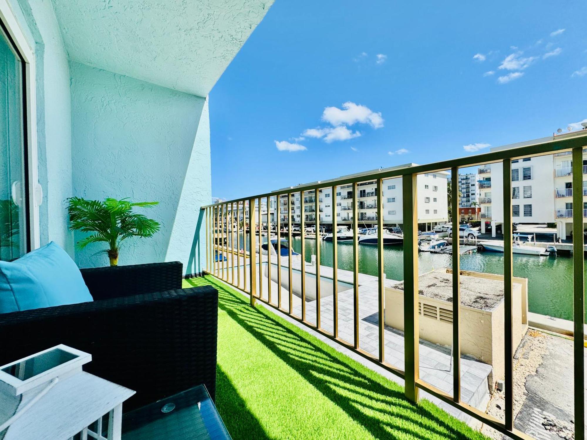 Coastal Charm: Waterfront With Free Parking - Walk To Appartement *