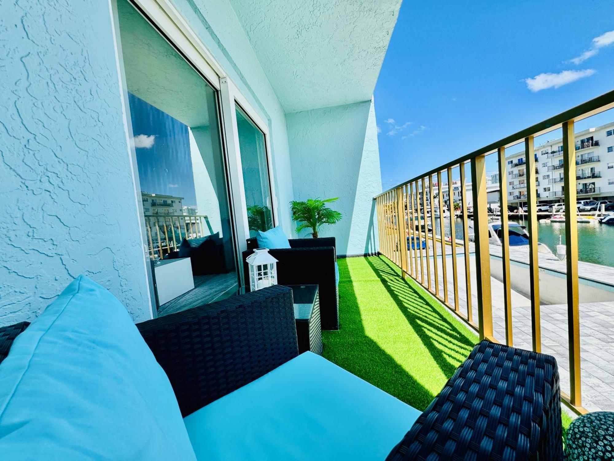 Coastal Charm: Waterfront With Free Parking - Walk To North Miami Beach