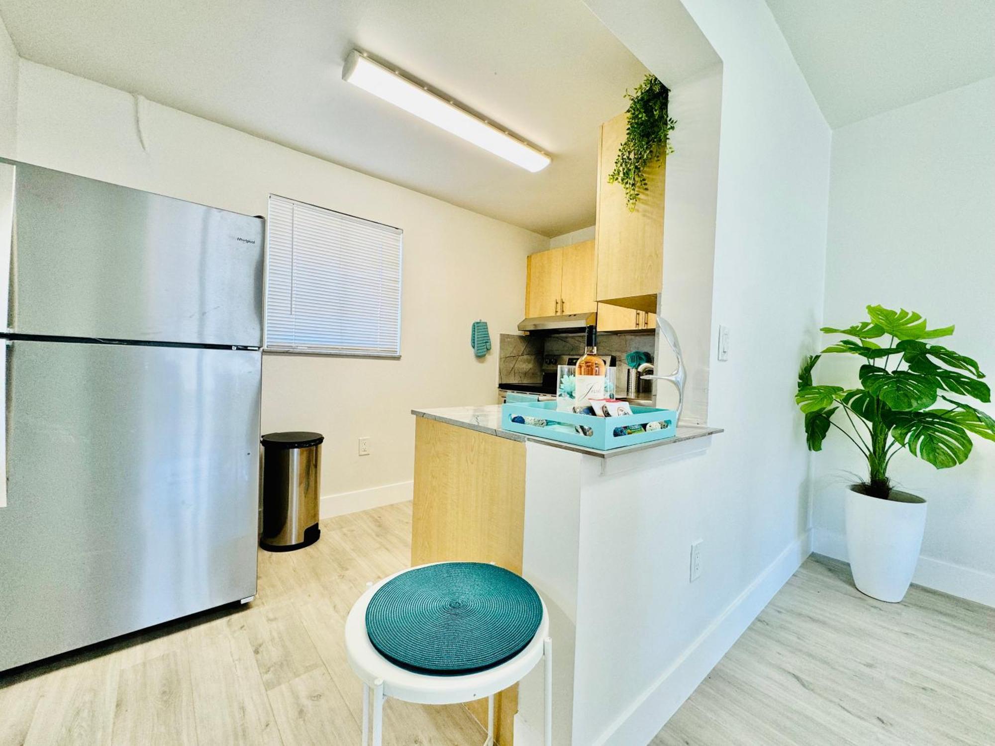 Coastal Charm: Waterfront With Free Parking - Walk To Appartement